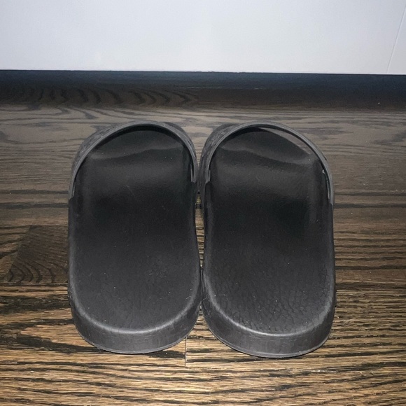 Women’s Gucci Logo Rubber Slides - Picture 6 of 7